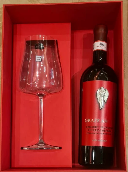 Kit de presente Winery Gifts em caixa vermelha com garrafa de vinho e taça
