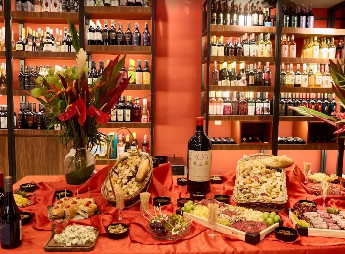 Mesa de tapas e vinhos em evento na Winery Gifts