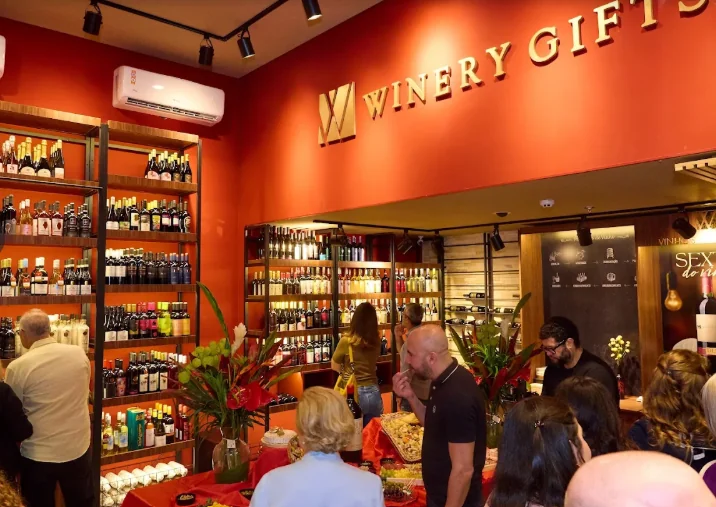 Interior da loja Winery Gifts durante um evento